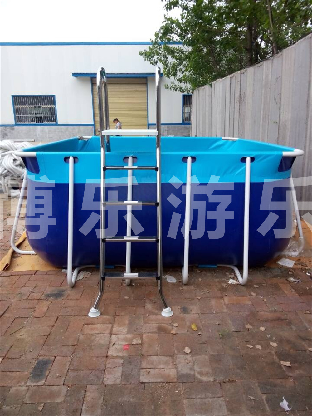 移動(dòng)游泳池